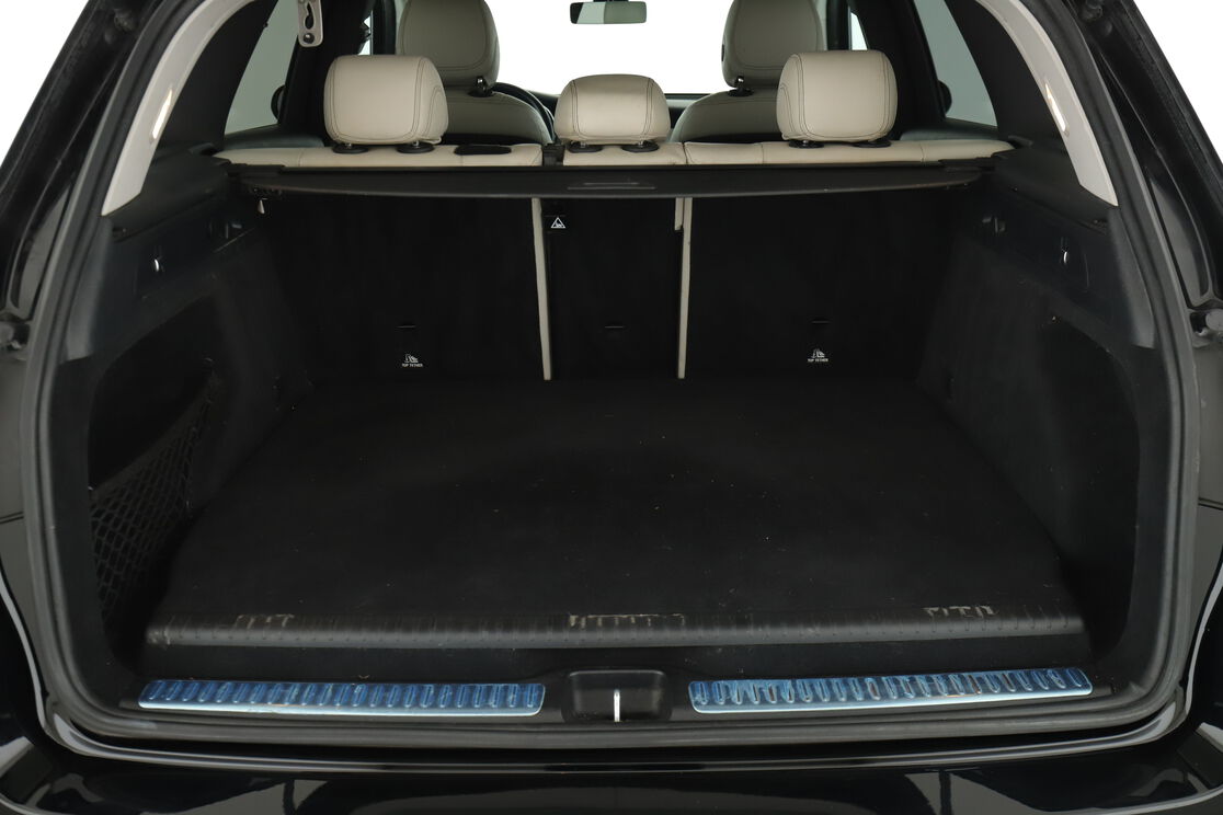 carDetails.imgAlt.interior.9