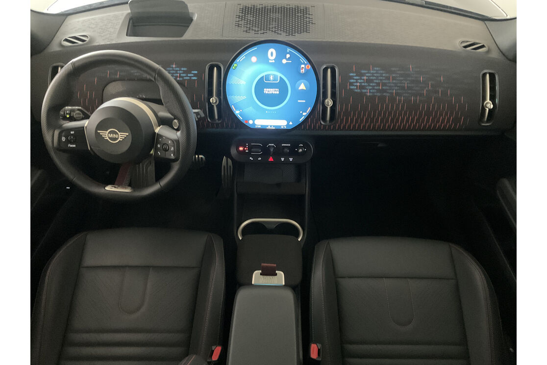 Interno anteriore dell'abitacolo, dal sedile posteriore