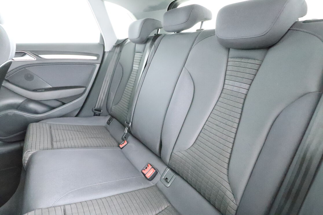 Intérieur sièges arrière depuis le côté conducteur