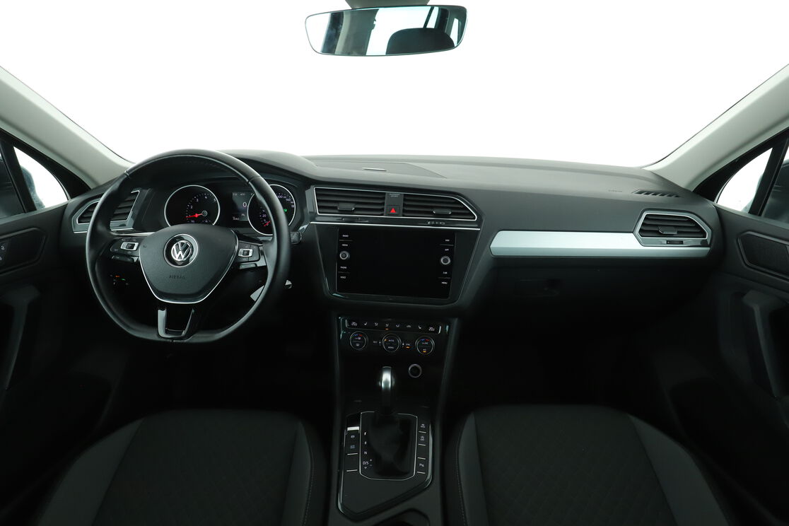 Vorderseite des Innenraums des Cockpits vom Rücksitz aus