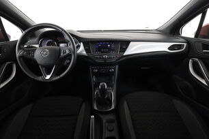 Interior frontal de la cabina desde el asiento trasero