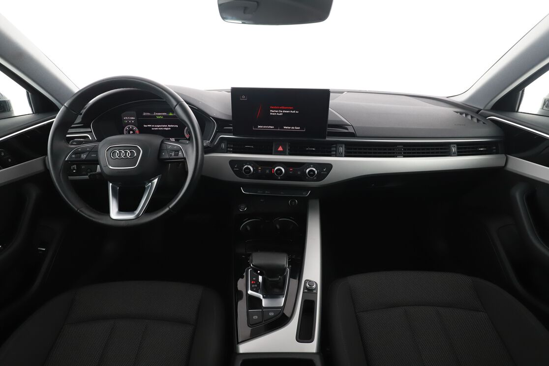 Vorderseite des Innenraums des Cockpits vom Rücksitz aus