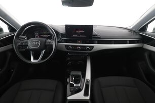 Vorderseite des Innenraums des Cockpits vom Rücksitz aus