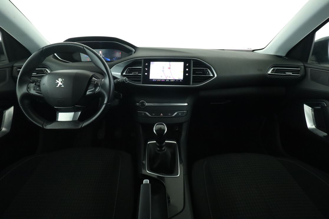 Interior frontal de la cabina desde el asiento trasero