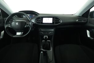 Interior frontal de la cabina desde el asiento trasero