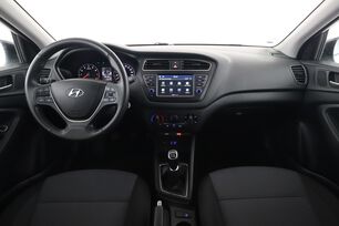 Interior frontal de la cabina desde el asiento trasero