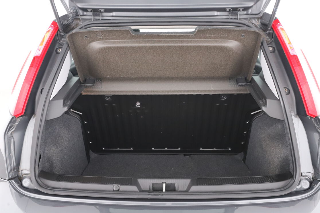 carDetails.imgAlt.interior.9