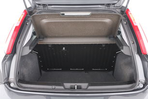 carDetails.imgAlt.interior.9