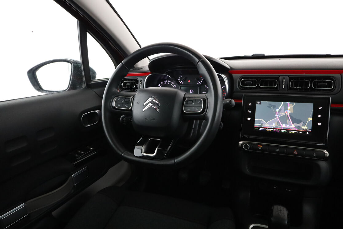 Interior lado del conductor desde el asiento trasero