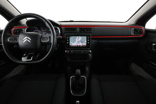 Interior frontal de la cabina desde el asiento trasero