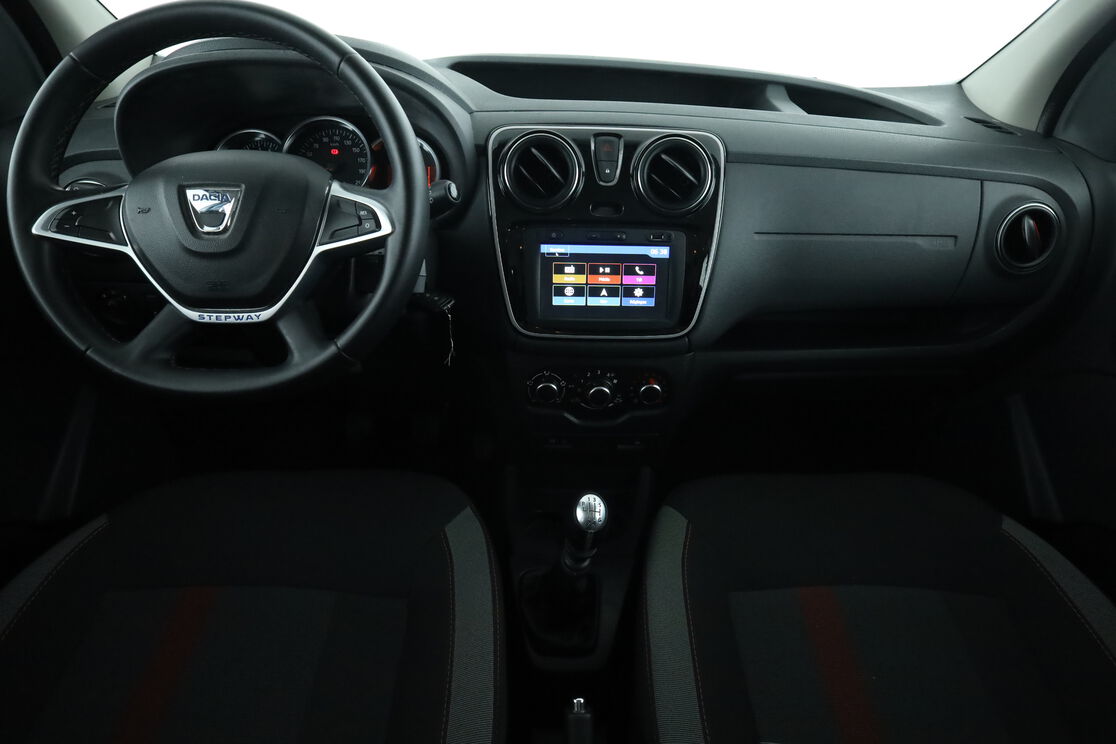 Intérieur avant de l'habitacle depuis le siège arrière