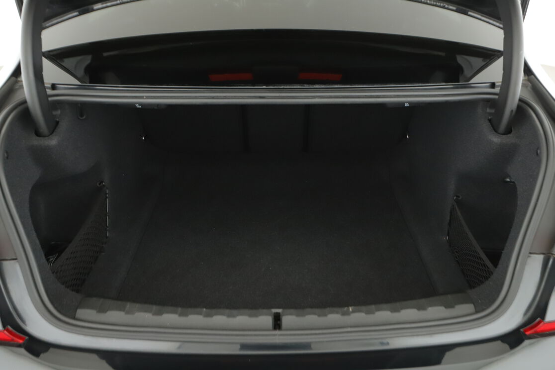 carDetails.imgAlt.interior.9