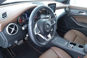Innenraum auf der Fahrerseite 2