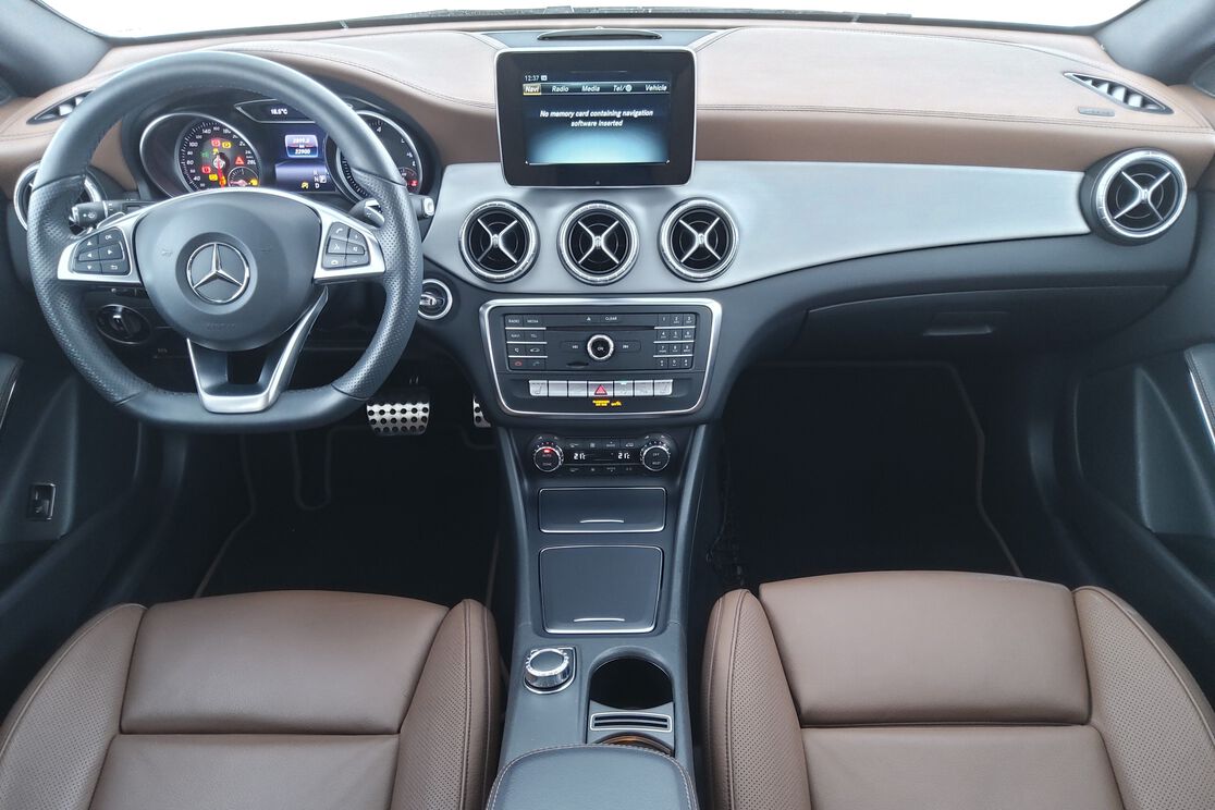 Vorderseite des Innenraums des Cockpits vom Rücksitz aus
