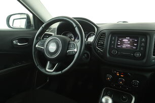 Innenraum der Fahrerseite vom Rücksitz