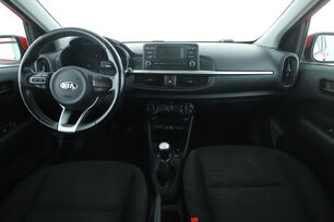 Vorderseite des Innenraums des Cockpits vom Rücksitz aus