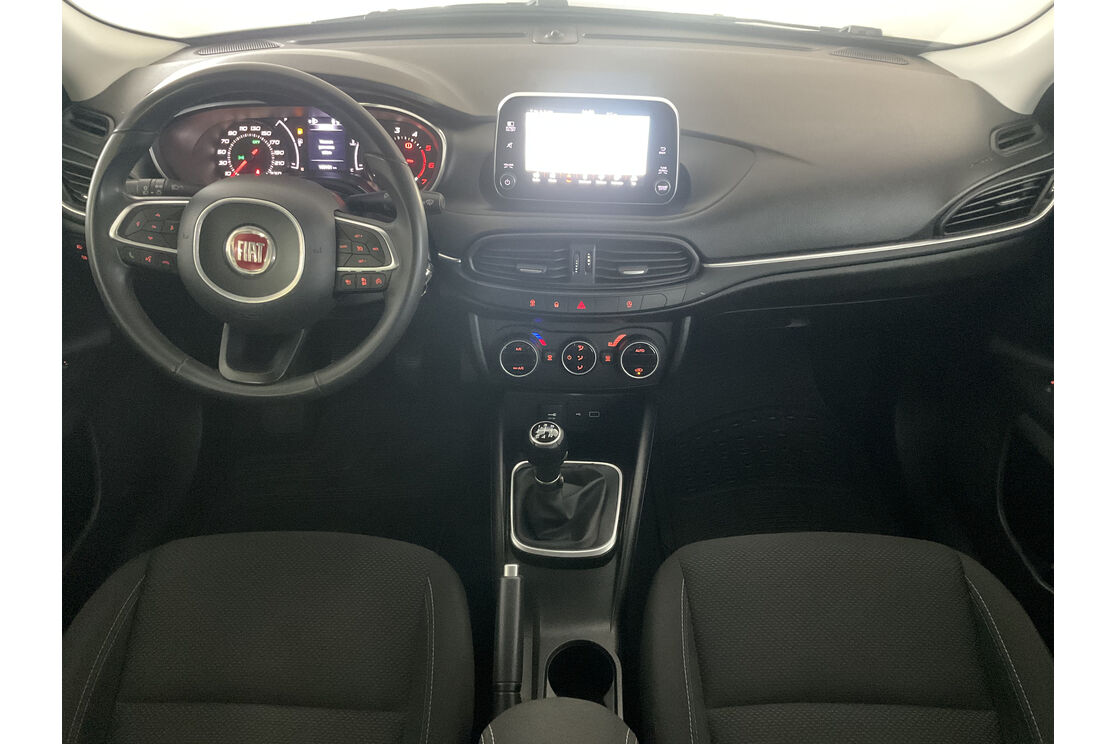 Interno anteriore dell'abitacolo, dal sedile posteriore