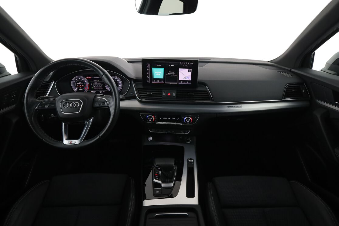 Vorderseite des Innenraums des Cockpits vom Rücksitz aus