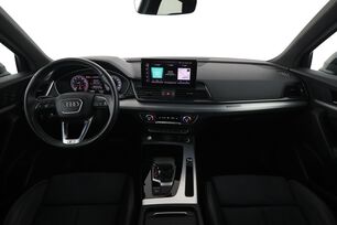 Vorderseite des Innenraums des Cockpits vom Rücksitz aus