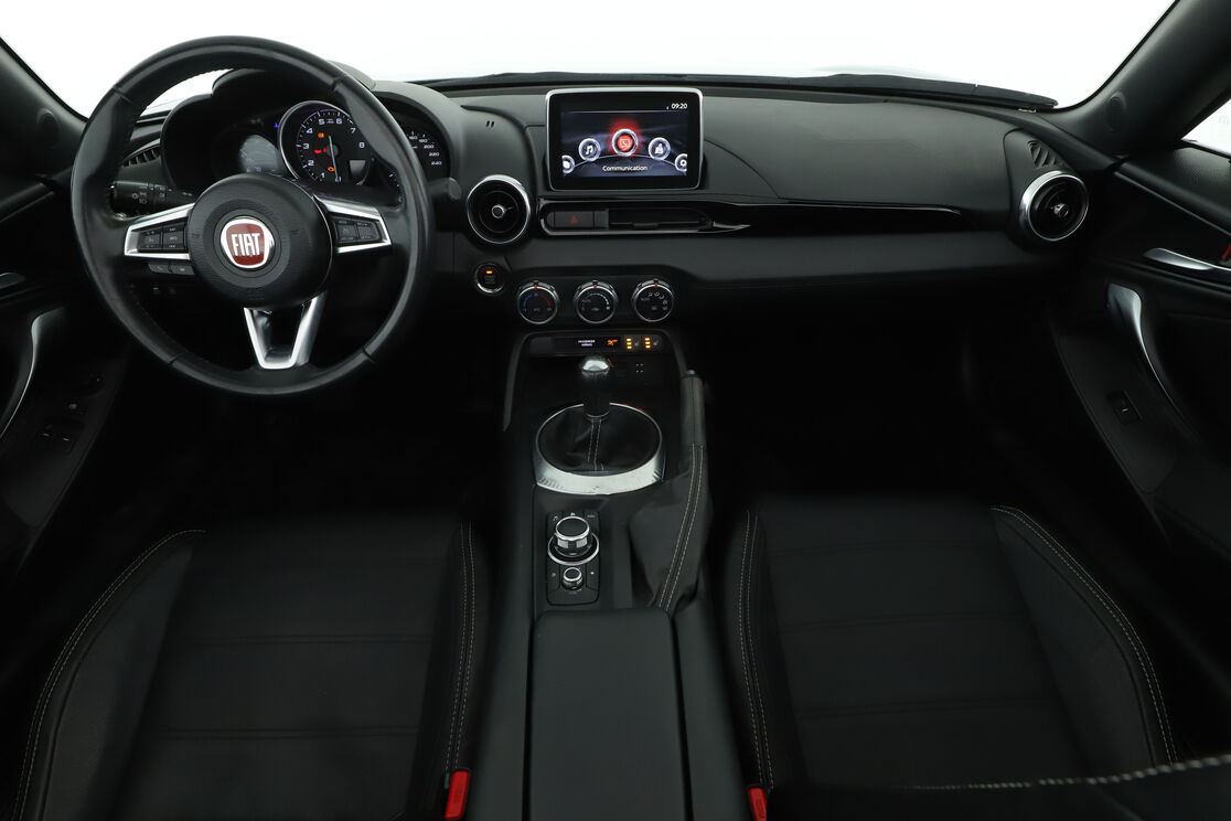 Vorderseite des Innenraums des Cockpits vom Rücksitz aus