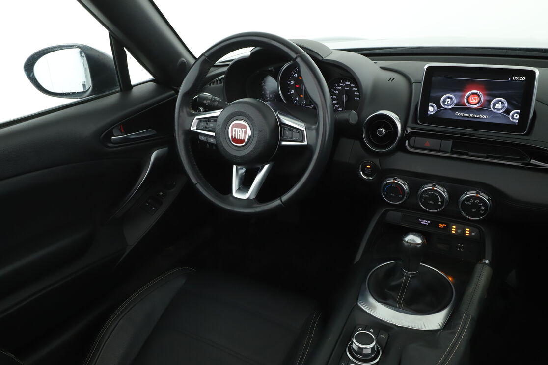 Innenraum der Fahrerseite vom Rücksitz