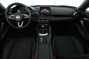 Vorderseite des Innenraums des Cockpits vom Rücksitz aus