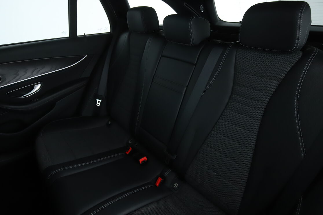 Innenraum der Fahrerseite vom Rücksitz