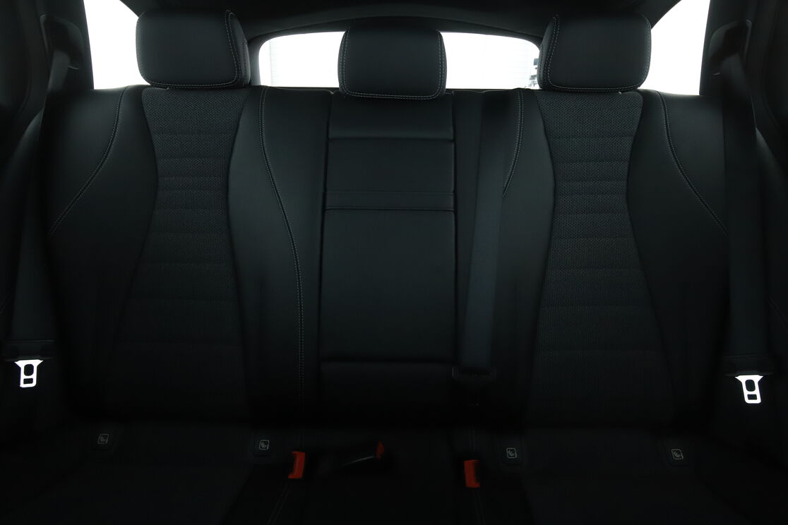 Vorderseite des Innenraums des Cockpits vom Rücksitz aus