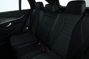 Innenraum der Fahrerseite vom Rücksitz