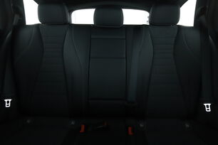 Vorderseite des Innenraums des Cockpits vom Rücksitz aus