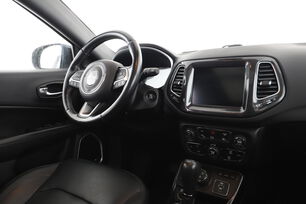 Intérieur côté conducteur depuis le siège arrière