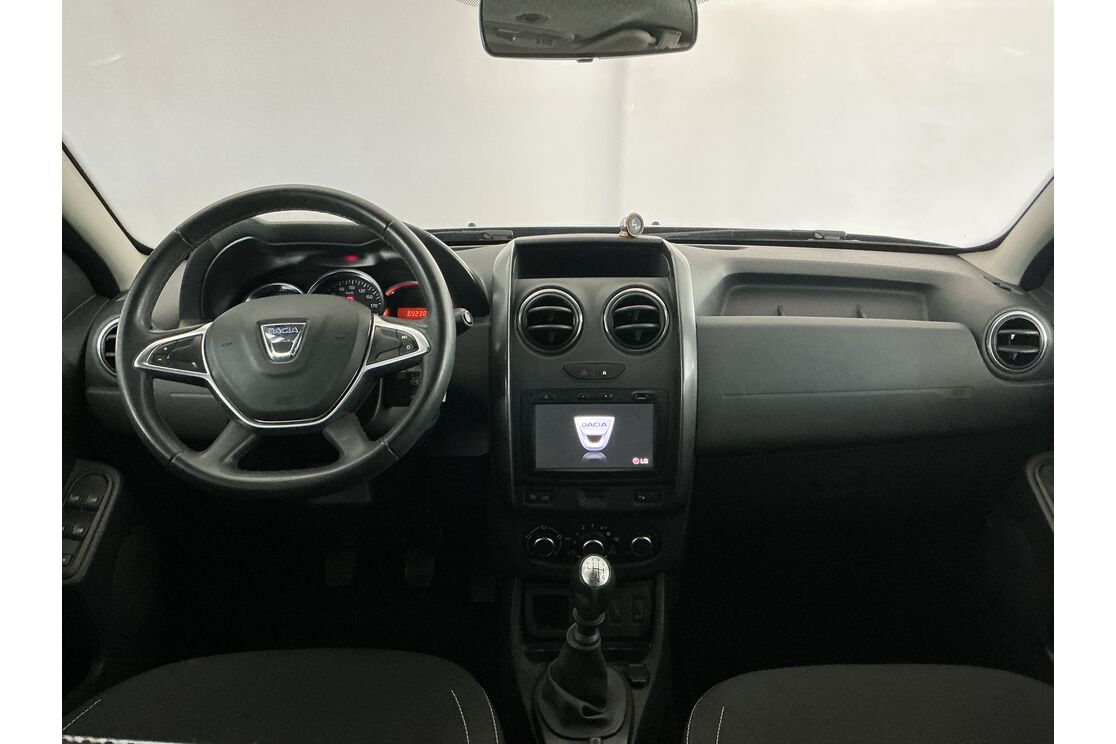 Interno anteriore dell'abitacolo, dal sedile posteriore