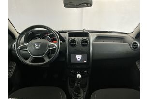 Interno anteriore dell'abitacolo, dal sedile posteriore