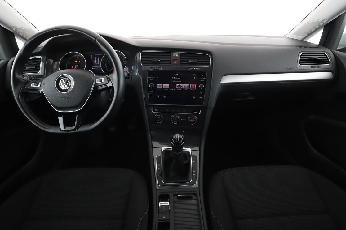 Interior frontal de la cabina desde el asiento trasero
