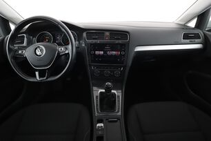 Interior frontal de la cabina desde el asiento trasero