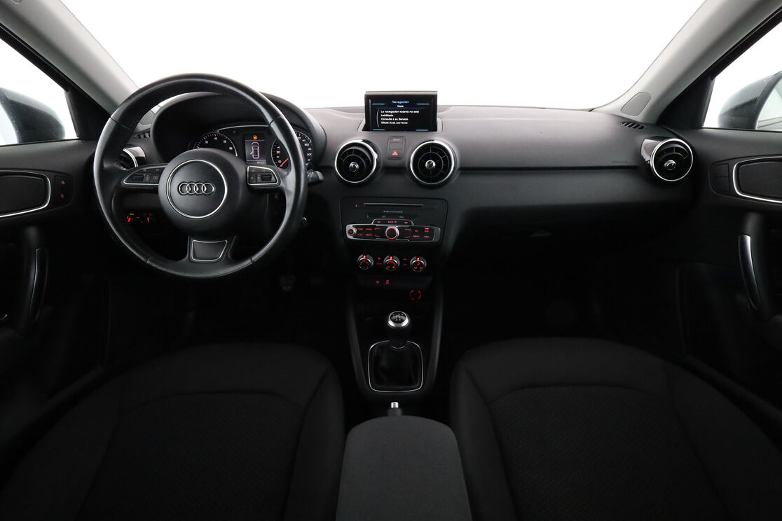 Interior frontal de la cabina desde el asiento trasero