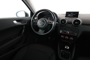 Interior lado del conductor desde el asiento trasero