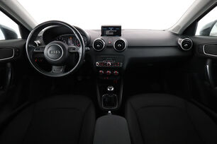 Interior frontal de la cabina desde el asiento trasero