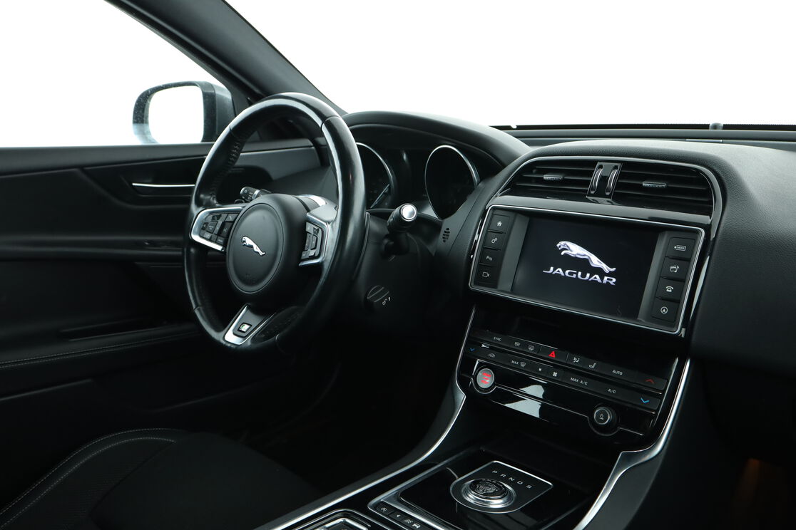 Intérieur côté conducteur depuis le siège arrière