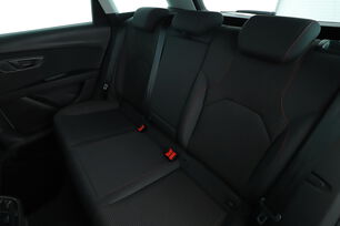 Innenraum der Fahrerseite vom Rücksitz