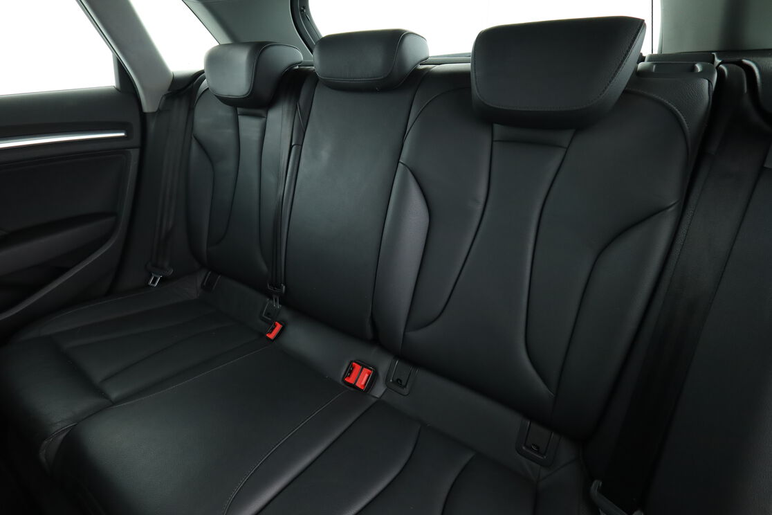 Intérieur sièges arrière depuis le côté conducteur