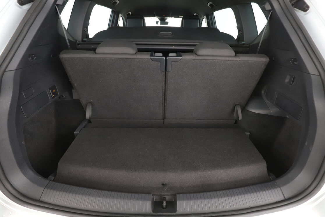 carDetails.imgAlt.interior.9
