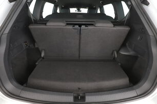 carDetails.imgAlt.interior.9