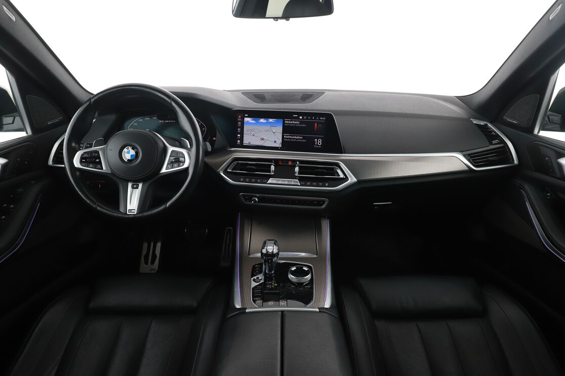 Vorderseite des Innenraums des Cockpits vom Rücksitz aus