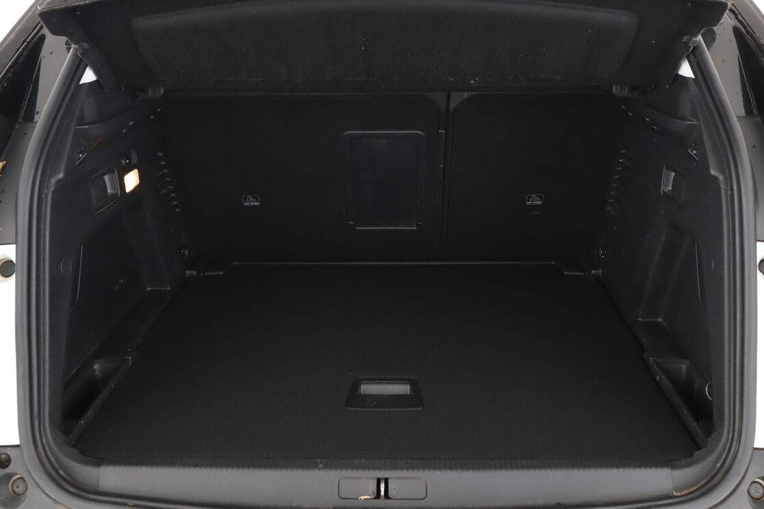 carDetails.imgAlt.interior.9