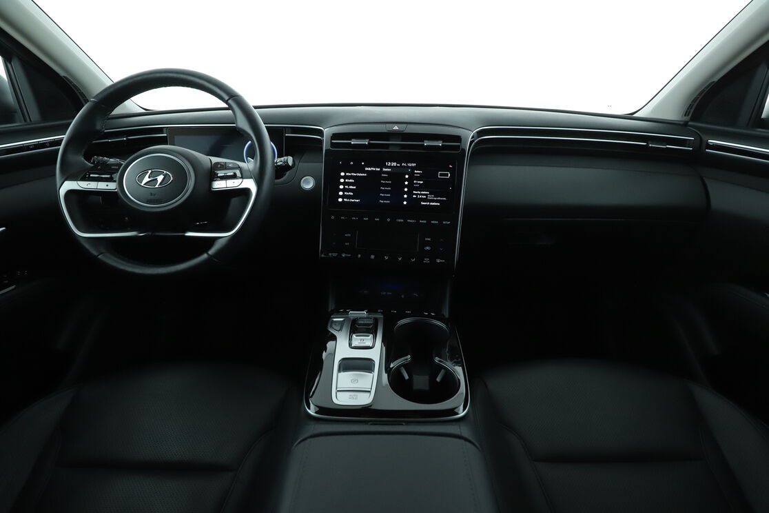 Vorderseite des Innenraums des Cockpits vom Rücksitz aus