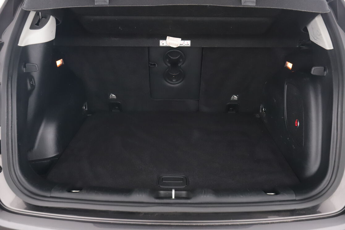 carDetails.imgAlt.interior.9