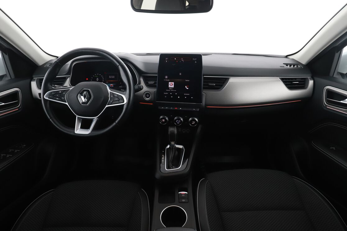 Vorderseite des Innenraums des Cockpits vom Rücksitz aus