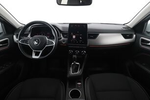 Vorderseite des Innenraums des Cockpits vom Rücksitz aus