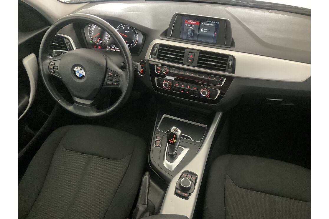 Interno lato guidatore, dal sedile posteriore